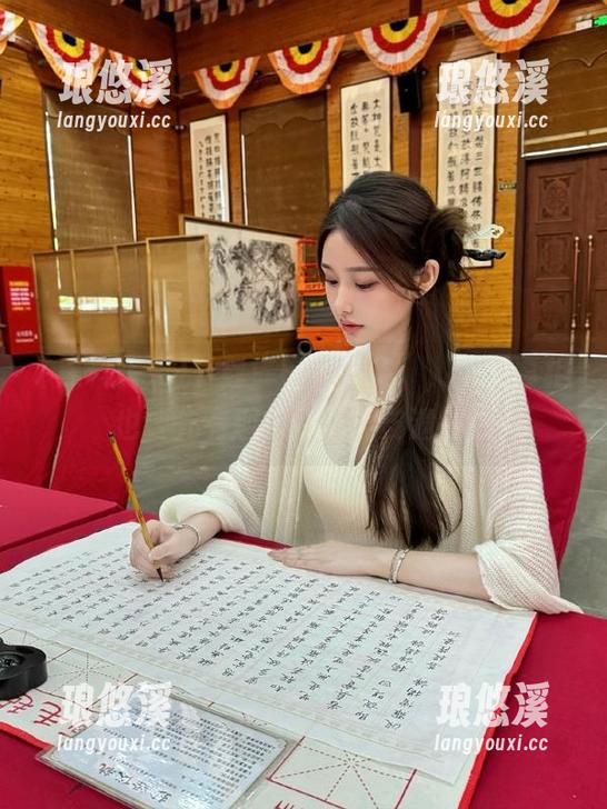 下载“黑料头条”，不见真相也要先有趣，别让瓜皮遗憾！